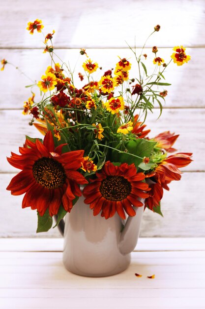 Schöne Blumen auf dem Tisch zu Hause