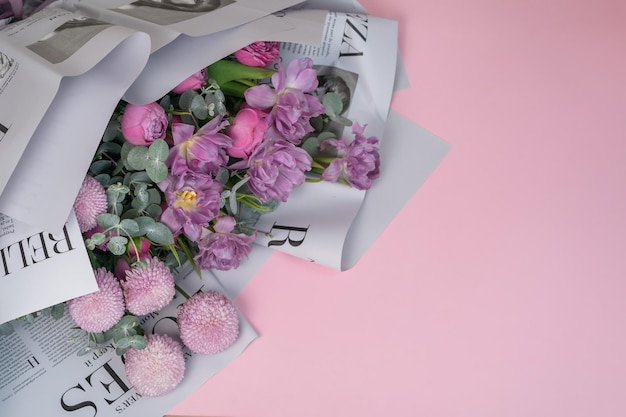 Schöne Blumen auf einem rosa Hintergrund