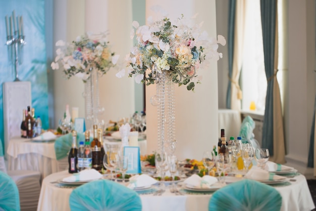 Schöne Blumen auf Tisch am Hochzeitstag