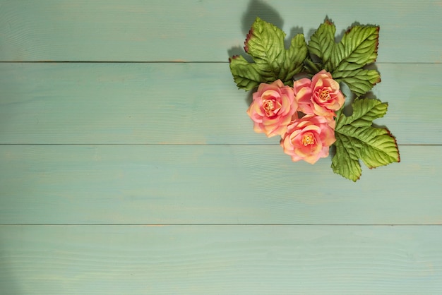 Schöne Blumen der Draufsicht mit Blättern