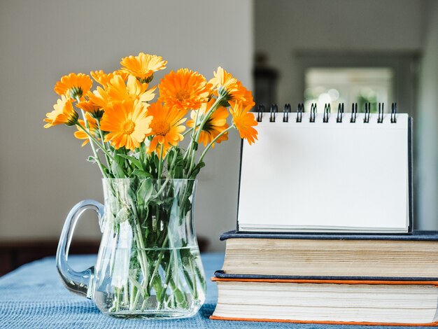 Schöne Blumen, die auf einem Holztisch liegen