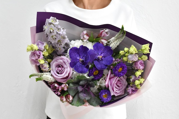 Schöne Blumen für den Urlaub Frau mit schönen Blumen in den Händen drinnen Hintergrund Blumenstrauß für Blumenladen