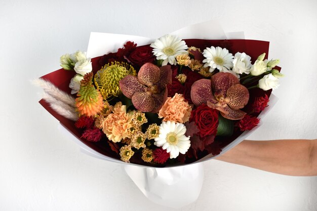 Schöne Blumen für den Urlaub Frau mit schönen Blumen in den Händen drinnen Hintergrund Blumenstrauß für Blumenladen