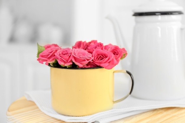 Foto schöne blumen in dekorativer vase auf licht