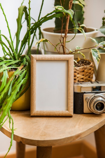 Foto schöne blumen tischdekoration mit rahmen