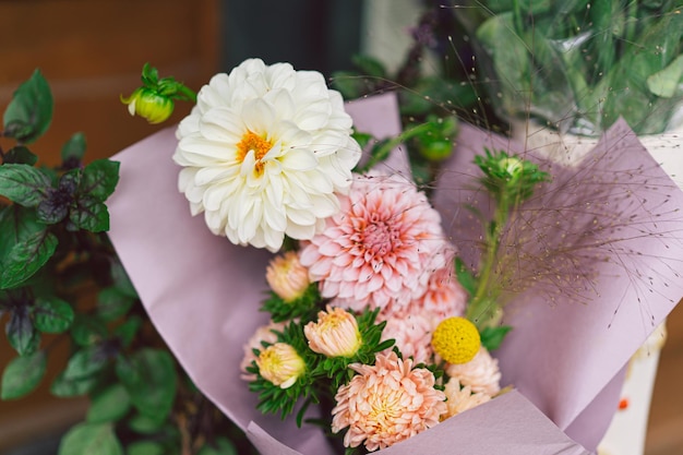 Schöne Blumenkomposition mit rosa und weißem Herbstfloand Herbstlicher kleiner Blumenstrauß