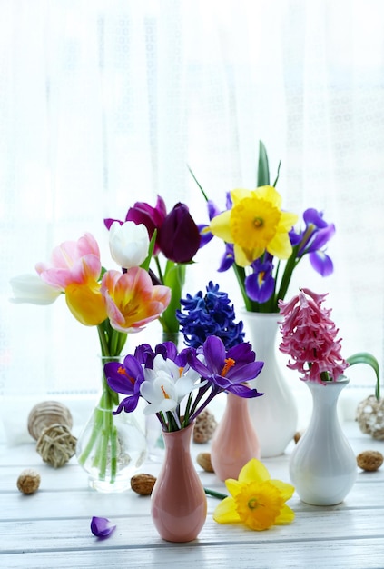 Schöne Blumensträuße mit Frühlingsblumen auf der Fensterbank