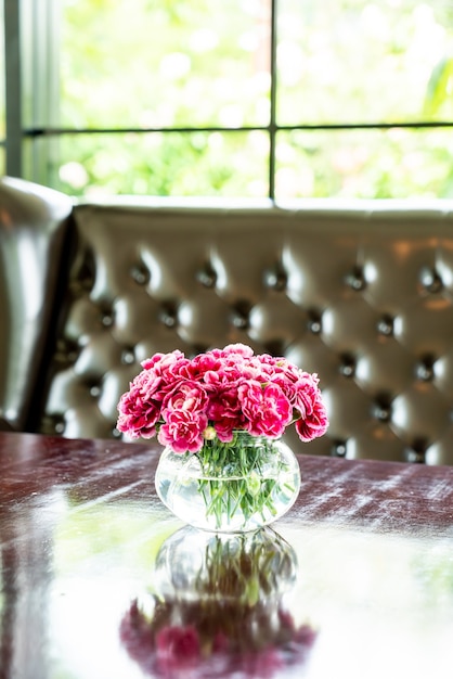Schöne blumenstraußblume in der vase auf tisch