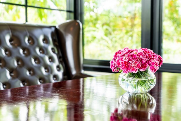 schöne Blumenstraußblume in der Vase auf Tisch