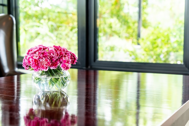 schöne Blumenstraußblume in der Vase auf Tisch