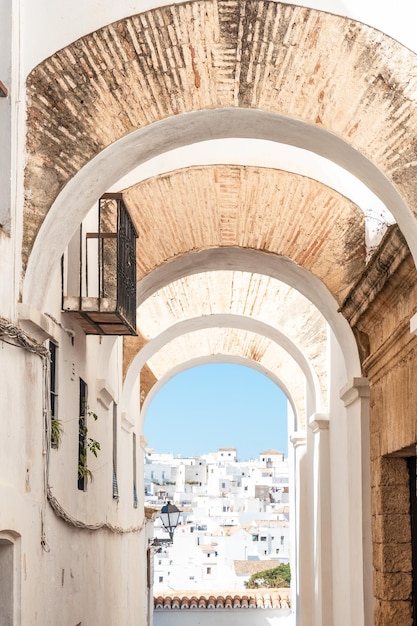 Schöne Bögen und weiße Häuser von Vejer de la Frontera Cadiz Andalusien