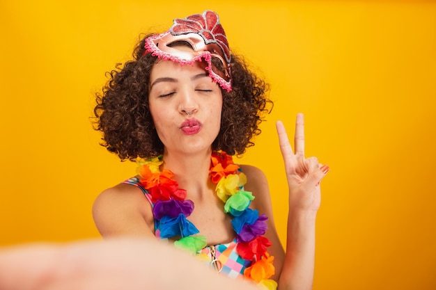 Schöne Brasilianerin, gekleidet in Karnevalskleidung, Nahaufnahmefoto auf ihrem Gesichts-Selfie