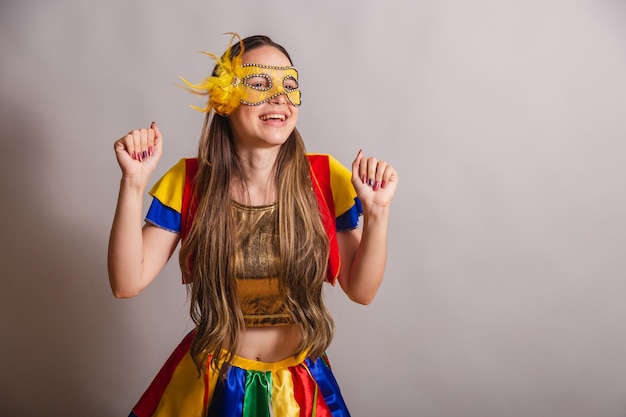 Schöne brasilianische kaukasische Frau, die Frevo-Karnevalskleidung trägt und einen Maskentanz trägt