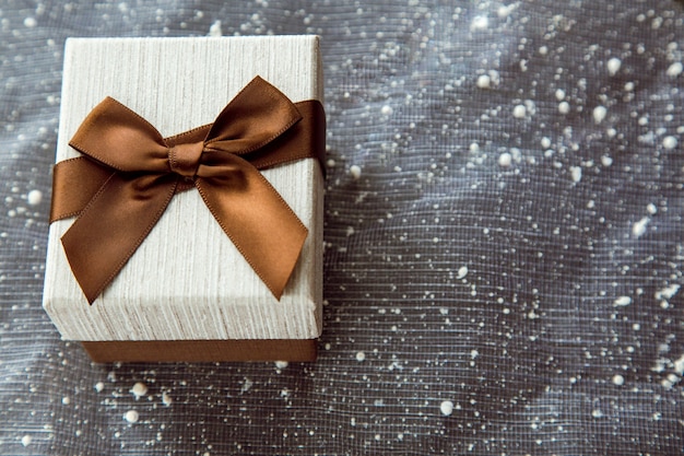 Schöne braune Geschenkbox mit weißem Deckel hat ein geheimes Geschenk in den Boxtags-Ideen zu Weihnachten