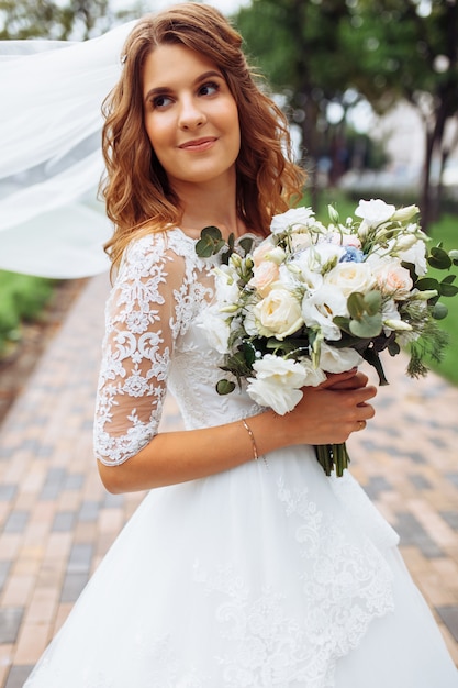 Schöne Braut in der Natur, Porträt eines Mädchens in einem weißen Kleid