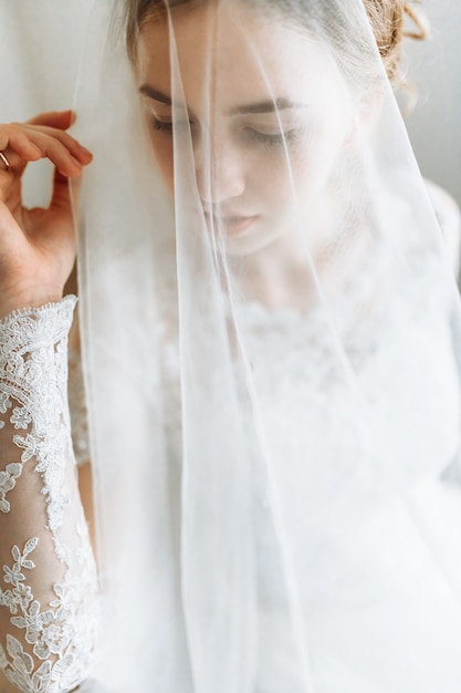 Schöne Braut in einem Hochzeitskleid