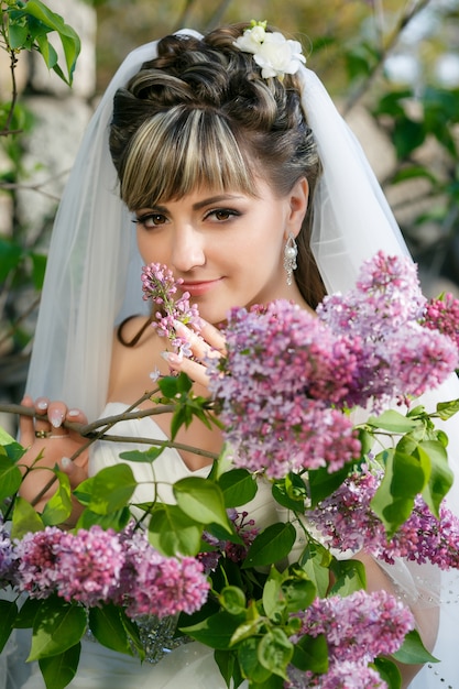 Schöne Braut in einem weißen Kleid. Professionelles Make-up und Frisur.