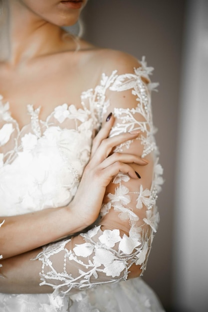 schöne Braut Portrait Hochzeit Make-up und Frisur Mädchen in Diamanten Tiara und Hochzeitskleid