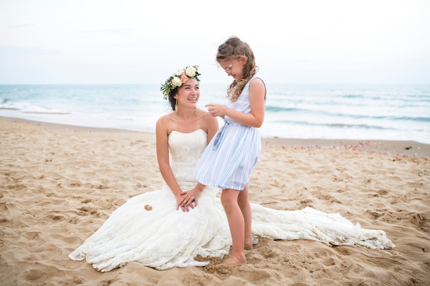 Schöne Braut und Schwester am Meer