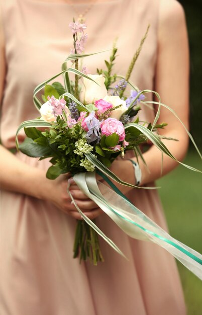 Schöne Brautjungfer, die Blumenstrauß hält