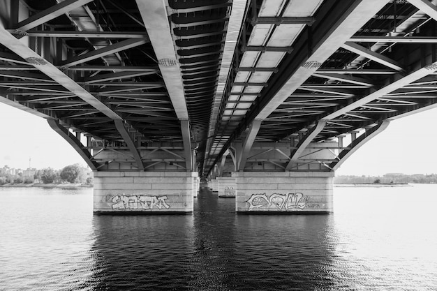 Schöne Brücke über den Fluss in der Stadt