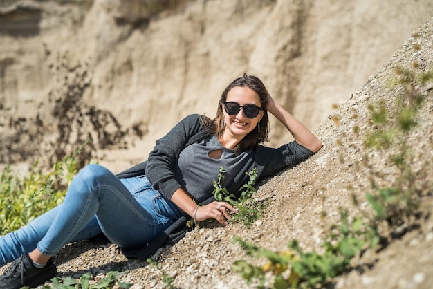 Schöne brünette Dame im Sandsteinbruch entspannen und genießen Sie ihre Zeit an einem sonnigen Sommertag