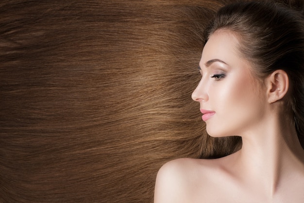 Schöne brünette Frau mit gesunden langen Haaren