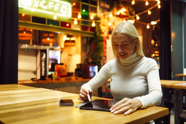 Schöne Brünette im Café