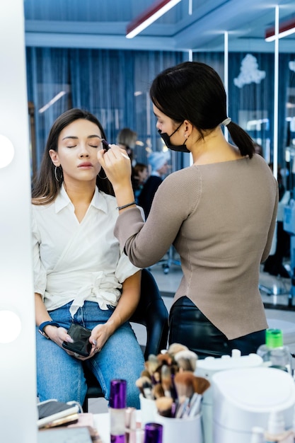 Schöne Brunettefrau in einem Schönheitssalon