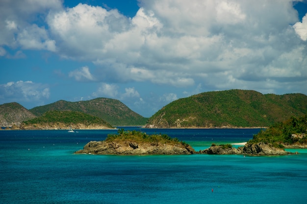 Schöne bucht auf der insel mit grünen hügeln und yachten, st. john us virgin islands.