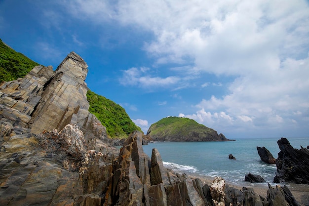 Schöne Bucht mit natürlichen Felsen und blauem Meer und blauem Himmel