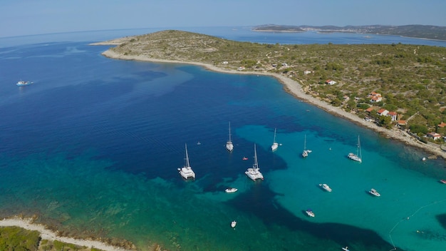 Schöne Bucht mit Segelboot Urlaubsreisen und aktives Lifestyle-Konzept