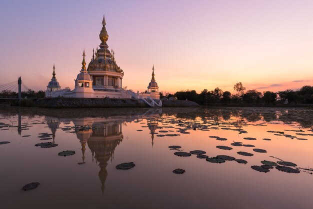 schöne buddhistische Pagode im Staub