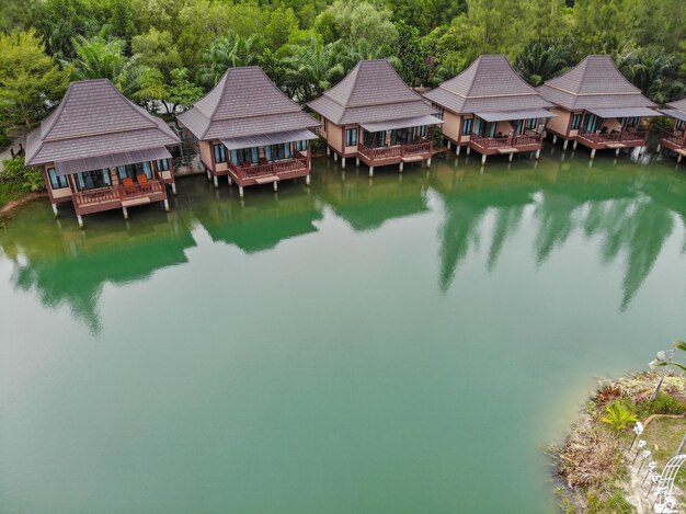 Schöne Bungalows auf Stelzen. grüne tropische Landschaft und kristallblaues Wasser. Luftaufnahme