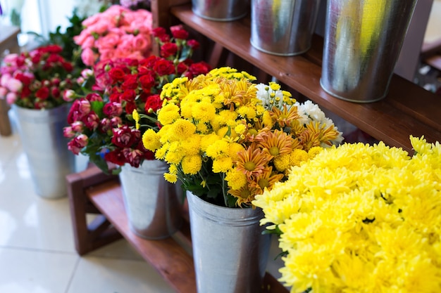 Schöne bunte Blumen im Blumenladen