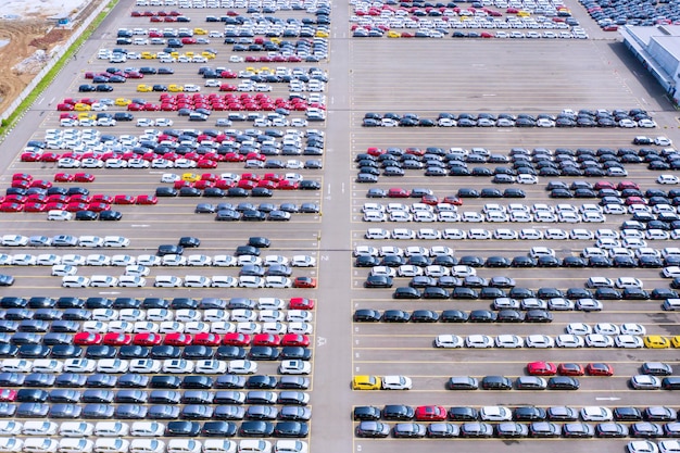 Schöne bunte Neuwagen in der Automobilfabrik