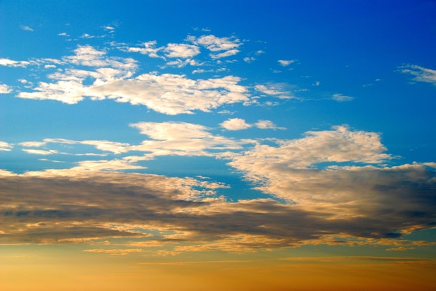 Schöne bunte Wolken und Himmel bei Sonnenuntergang