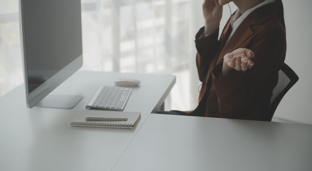 Schöne Call-Center-Betreiberin, die im Büro am Computer arbeitet