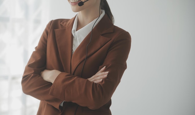 Schöne Call-Center-Betreiberin, die im Büro am Computer arbeitet