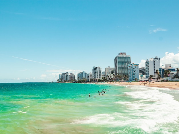 Schöne condado stadtstrandlandschaft von der tropischen küste puerto rico