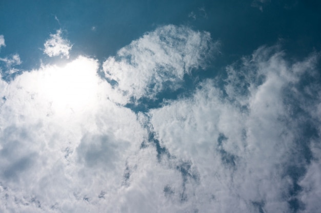 Schöne Cumulus-Wolke in den hellen Himmel Hintergrund der Himmel und Wolke Konzept verwandte Idee