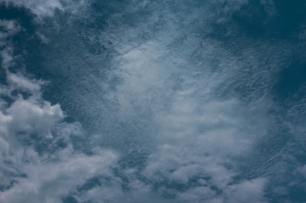 Schöne Cumulus-Wolke in den hellen Himmel Hintergrund der Himmel und Wolke Konzept verwandte Idee