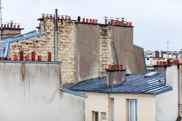 Schöne Dächer von Paris im historischen Viertel