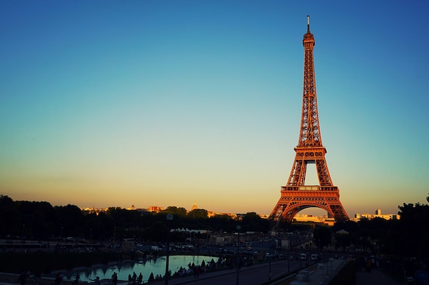 Schöne Dämmerungssonnenuntergangansicht des Eiffelturms in Paris.