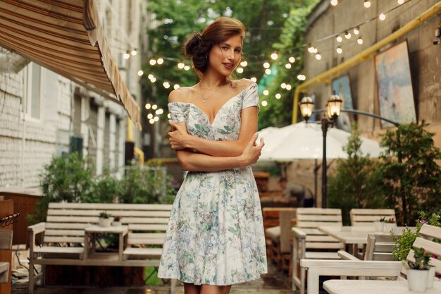 Schöne Dame in einem Restaurant in zartem Kleid