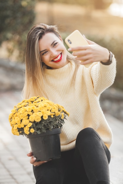 Schöne Dame mit gelben Blumen