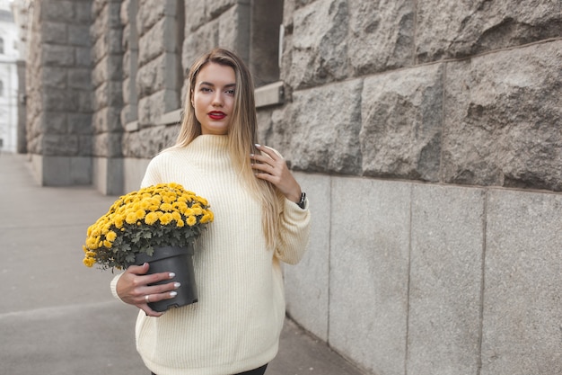 Schöne Dame mit gelben Blumen