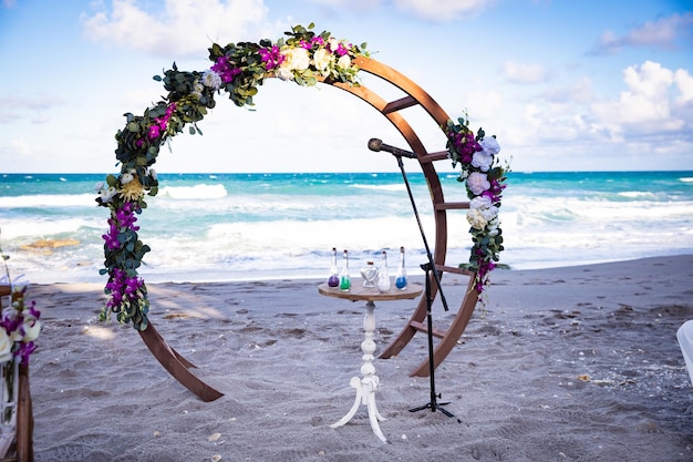 Schöne Dekoration am Strand für die Hochzeit