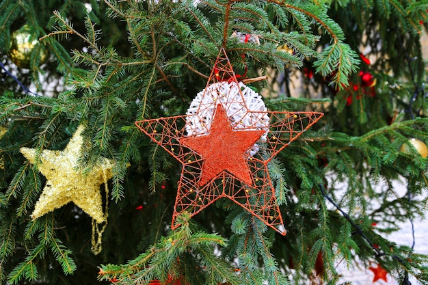 Schöne Dekorationen auf den Zweigen des Weihnachtsbaumes