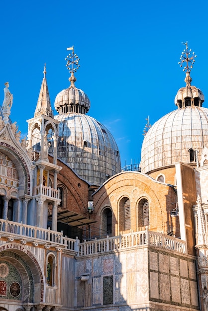 Schöne Details der Basilica di San Marco in Venedig. Architektonisches Design in Venedig, Pferde, goldene Statuen und Türme der Basilica di San Marco.